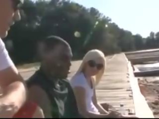 لا يصدق شقراء مارس الجنس بواسطة ثور في قارب.