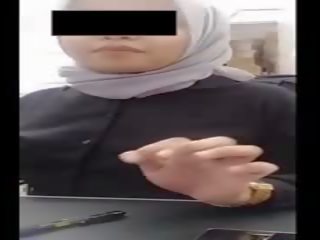 Hijab meita ar liels bumbulīši heats viņa youngster pie darbs līdz vebkāmera