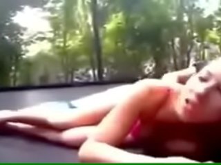 Atractivo joven novio folla en un trampolín