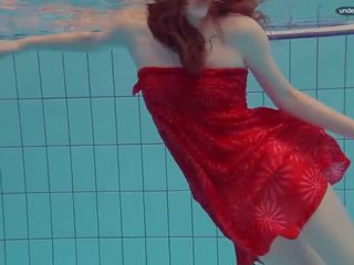 Slutty mermaid swims -ban a medence nedves és buja libuse
