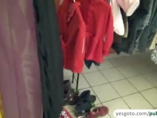 Сладурана аматьори удари а пенис и получава прецака при на облекло магазин